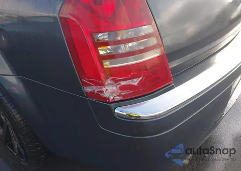 2007 Chrysler 300C z USA, uszkodzony, nr VIN 2C3KA63H87H747219